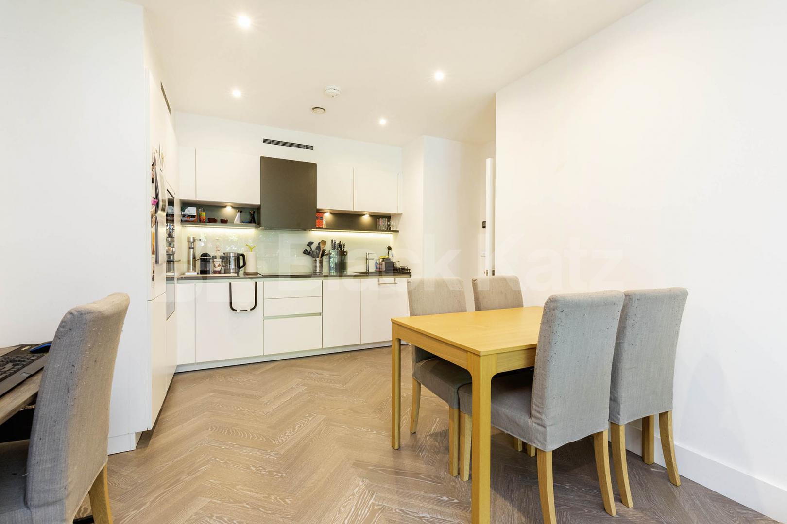Stylish and modern 2 bedroom 2 bathroom apartment with south facing balconies  Market Road, Islington